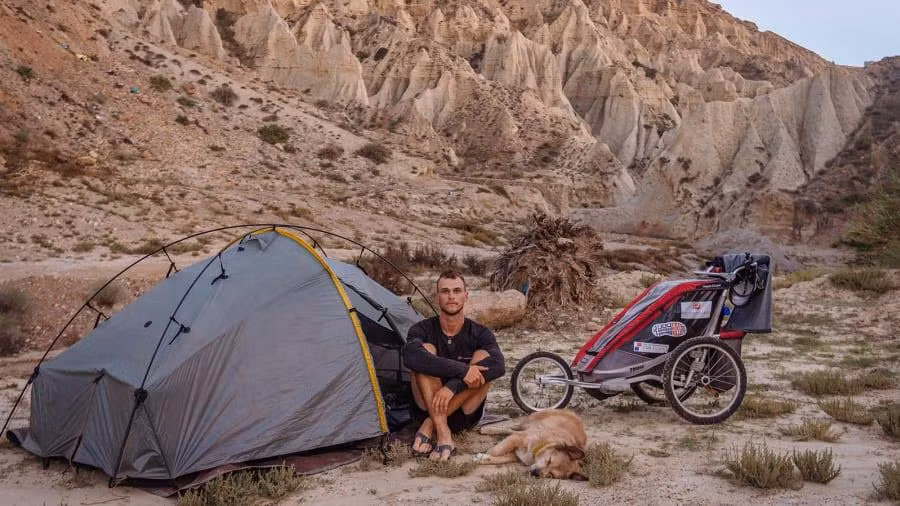 "Nó thật tuyệt vời," Tom nói về người bạn đồng hành Savannah. "Thật tuyệt khi có ai đó cùng chia sẻ những khoảnh khắc."