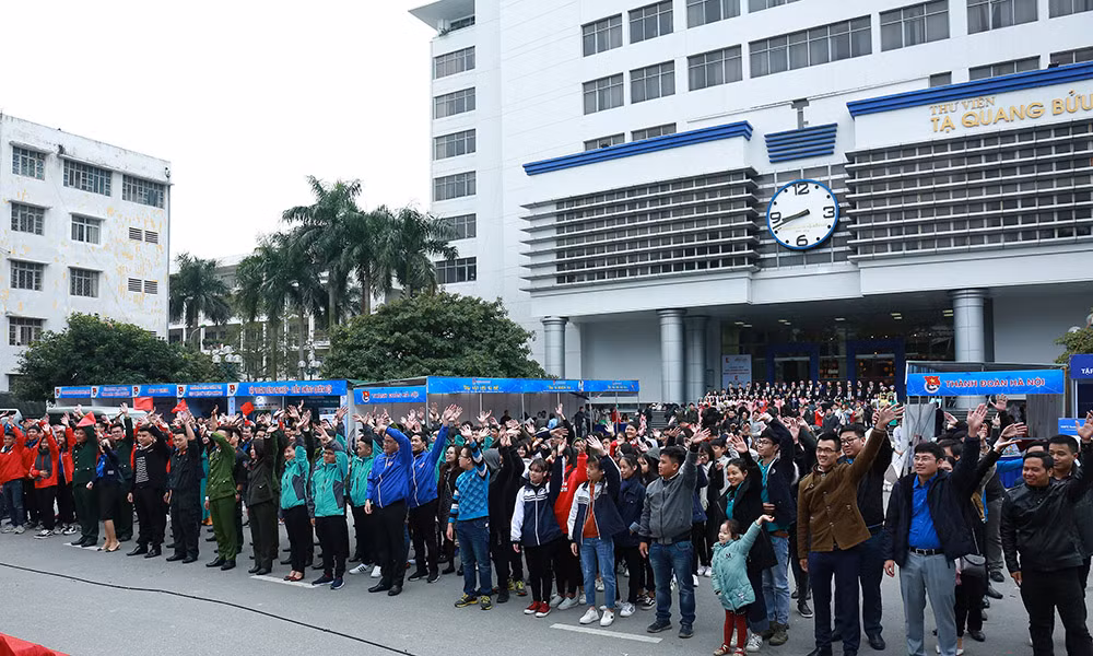 Khai mạc triển lãm Tuổi trẻ sáng tạo ảnh 1