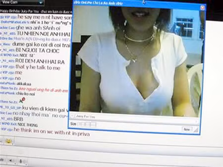 Một cô gái bắt đầu show sau khi đã nhận được tiền qua tài khoản di động