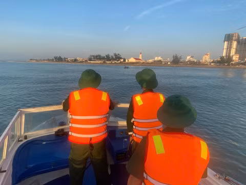 Cán bộ chiến sĩ Biên phòng tuần tra trên mặt nước