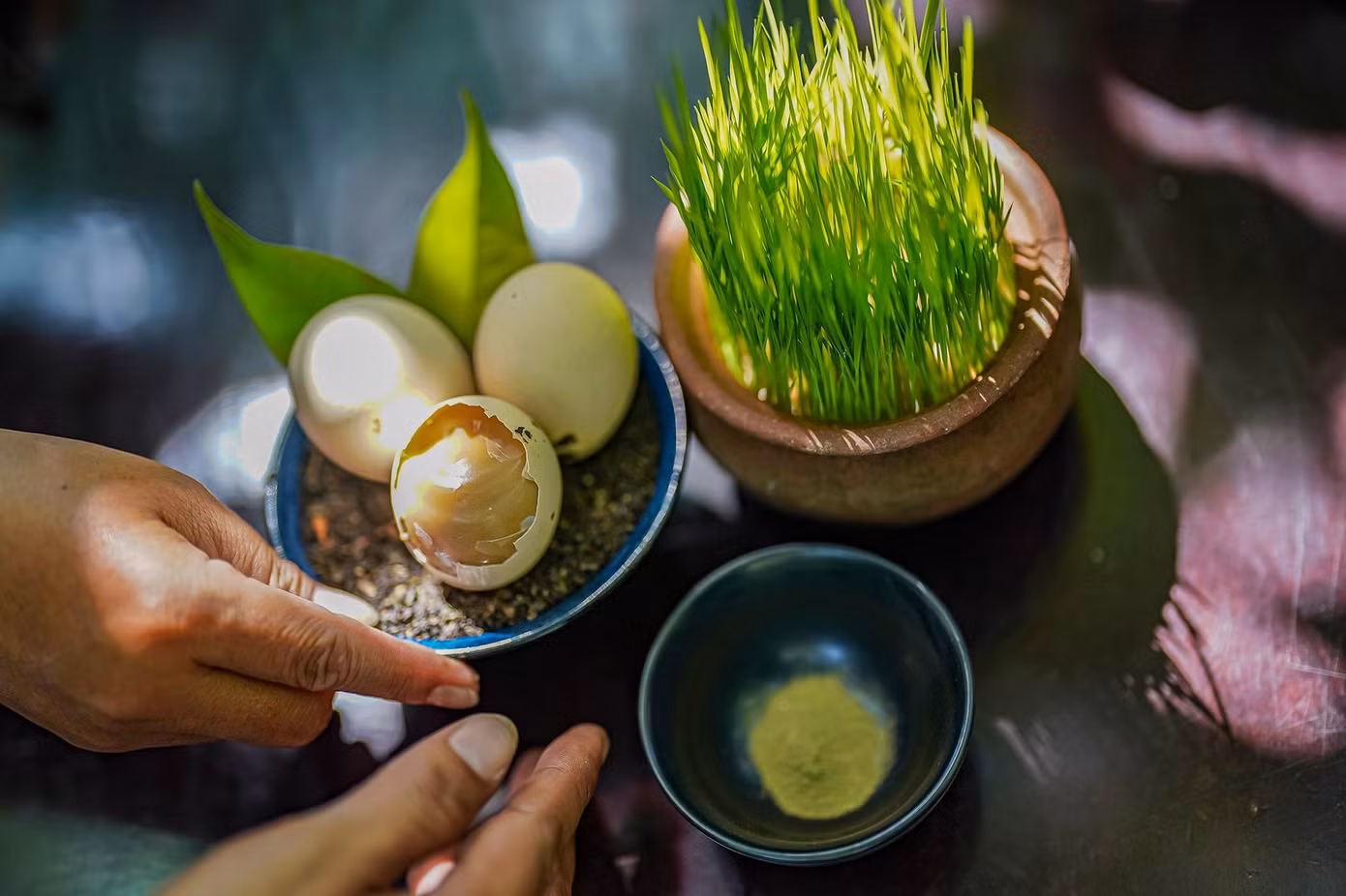 Đặc sản trong không gian này chính là trứng ủ trà xanh chấm với muối trà xanh.