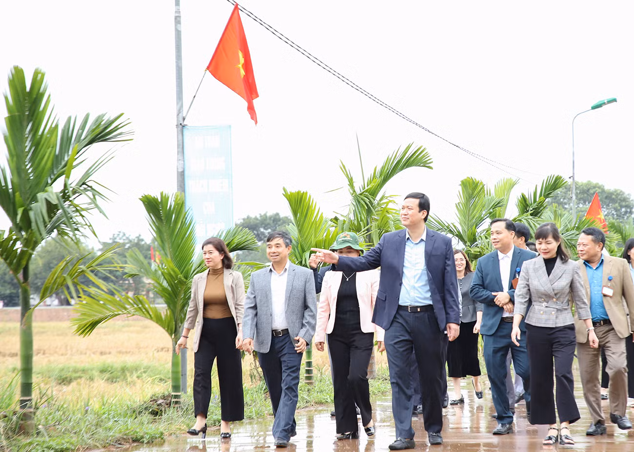 Phó Chủ tịch UBND tỉnh Bắc Giang Lê Ô Pích và đại biểu thăm mô hình thu góm rác thải sinh hoạt ở huyện Lạng Giang