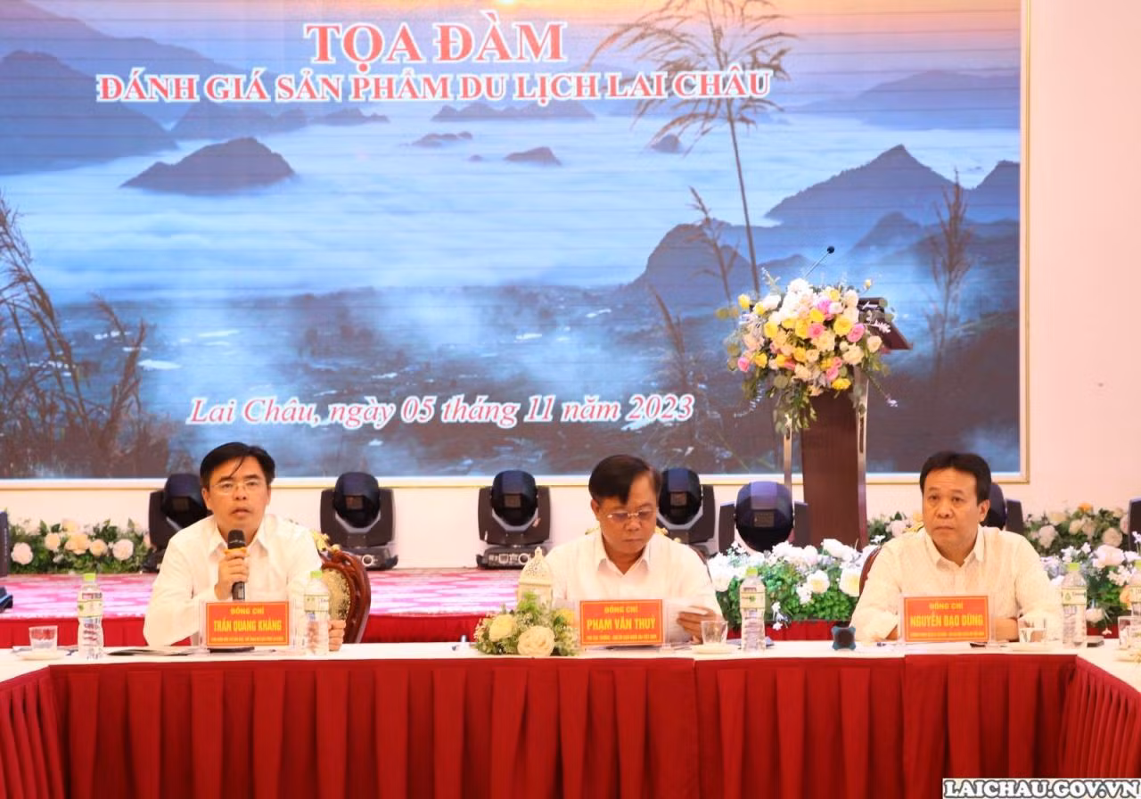 Đại diện lãnh đạo Cục Du lịch quốc gia Việt Nam; đại diện Sở Văn hóa, Thể thao và Du lịch tỉnh Lai Châu điều hành buổi tọa đàm.