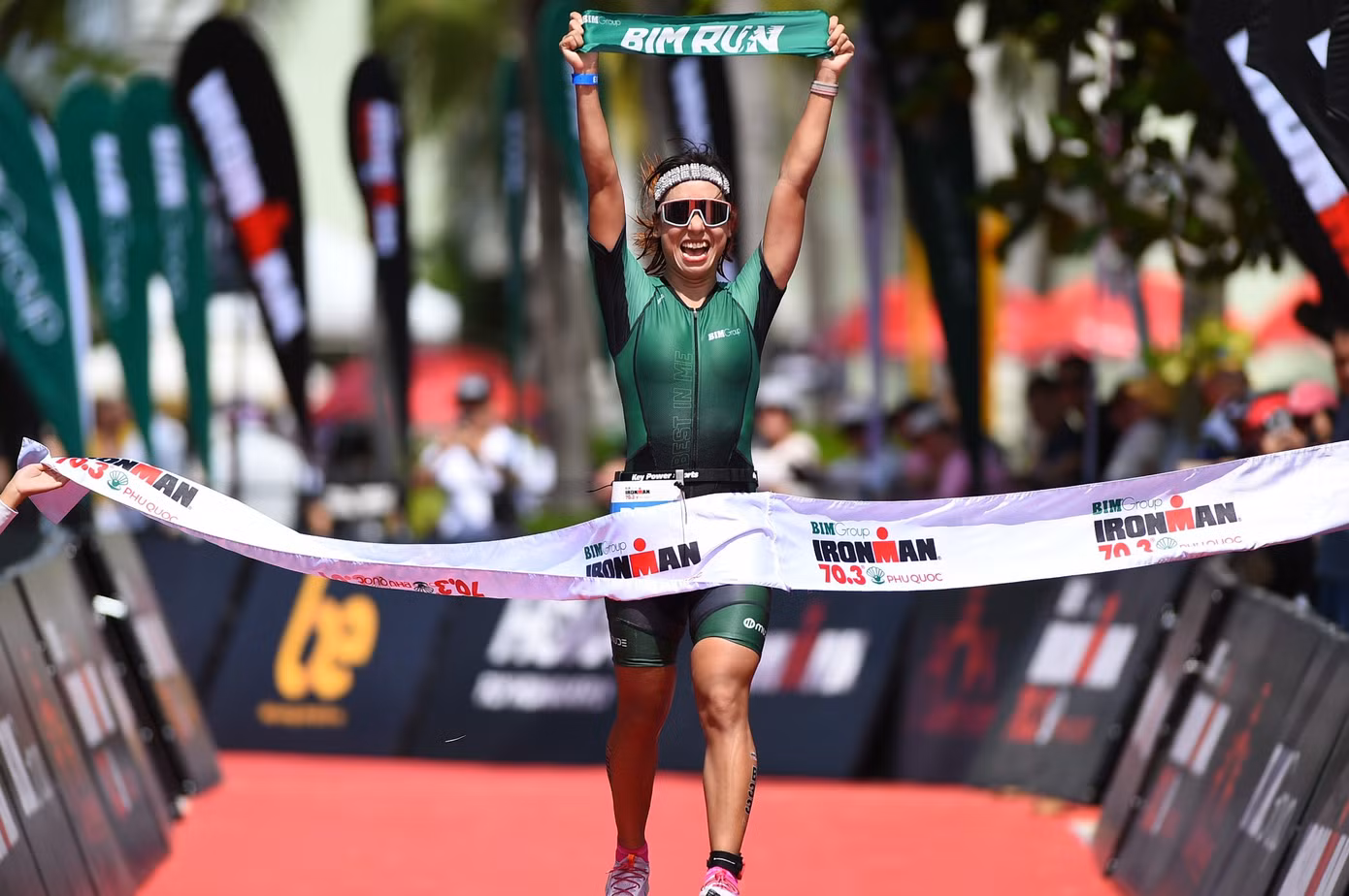 VĐV Nguyễn Thị Trà My – HLV Elite Fitness Vĩnh Trung (Đà Nẵng) chinh phục thành công giải BIM Group IRONMAN 70.3 Phú Quốc 2023 với thành tích Top 1 nhóm tuổi 25-29 dành cho nữ và Top 3 chung cuộc dành cho nữ.