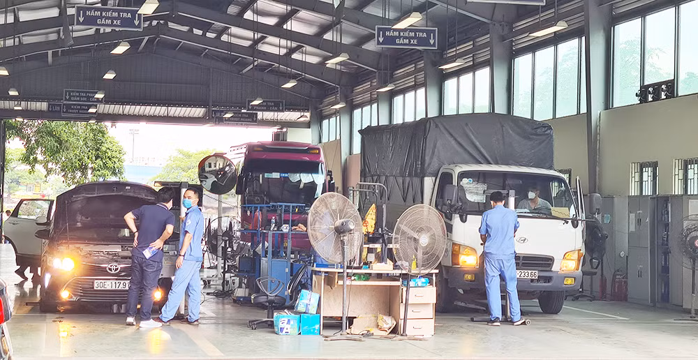 Gần đây, một số trung tâm đăng kiểm bị đình chỉ hoạt động, thậm chí cán bộ, nhân viên bị khởi tố do vi phạm trong quá trình kiểm định xe cơ giới (Ảnh minh hoạ).