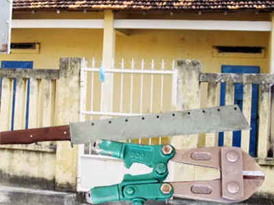 Khu nhà biệt giam Long bị đàn em phá khóa. Hung khí đám đàn em bỏ lại hiện trường. Ảnh: PN
