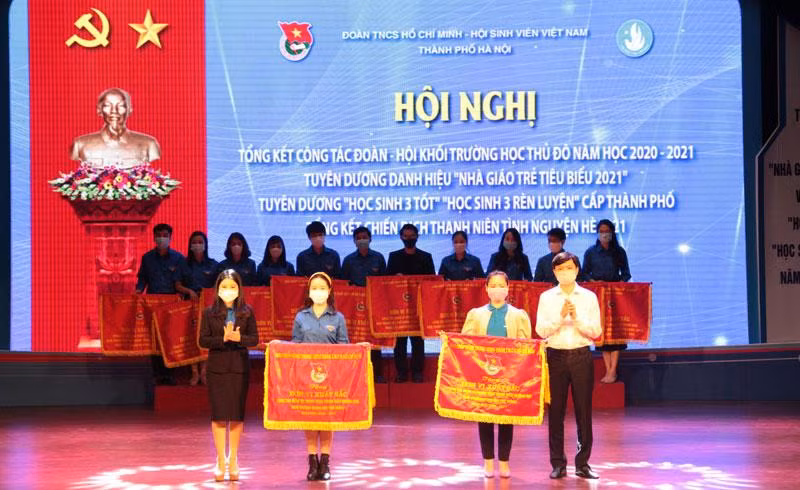Bí thư T.Ư Đoàn Nguyễn Minh Triết trao cờ thi đua xuất sắc cho các đơn vị