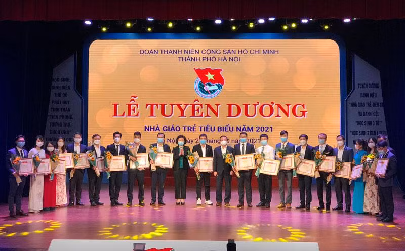 Những giáo viên trẻ được Thành Đoàn, Hội Sinh viên TP Hà Nội vinh danh "Nhà giáo trẻ tiêu biểu" năm 2021