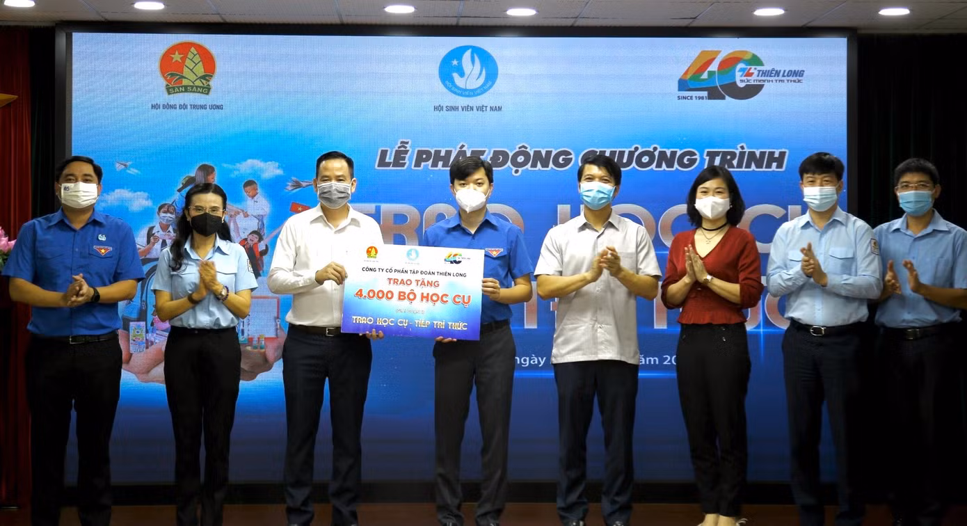 Đại diện Công ty Cổ phần Tập đoàn Thiên Long trao tặng 4.000 bộ học cụ (giai đoạn 1) cho chương trình “Trao học cụ - Tiếp tri thức” năm 2021.