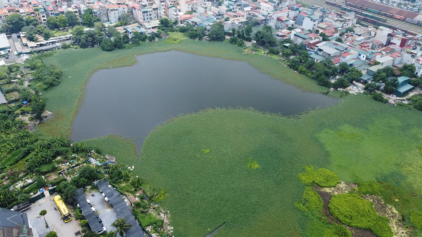 Hồ Đầm Đỗi cách hồ Đầm Bông khoảng 2km (vẫn trên địa bàn phường Định Công) rộng hơn 10ha cũng bị san lấp trong nhiều năm qua.