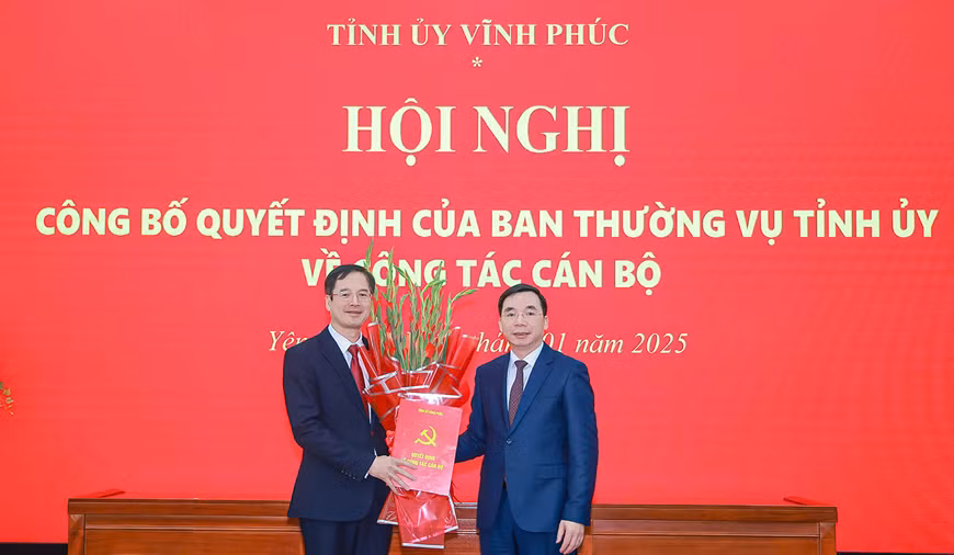 Phó Bí thư Thường trực Tỉnh ủy Bùi Huy Vĩnh trao Quyết định và tặng hoa chúc mừng tân Bí thư Huyện ủy Yên Lạc