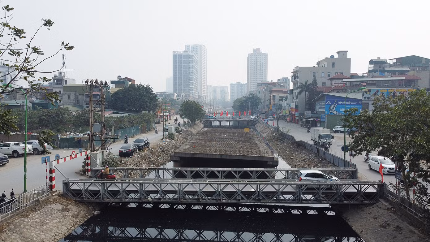 Được biết, theo hợp đồng BT, nhà đầu tư tiến hành thực hiện 2,1km đường, đổi lại nhà đầu tư sẽ được giao khu đất rộng khoảng 135,8ha để làm Khu đô thị mới mở rộng phía Bắc và Tây Bắc Đại Kim - Định Công. Thế nhưng dù chưa được giao đất để thực hiện dự án đối ứng thu hồi vốn theo Hợp đồng BT nhưng chủ đầu tư đã bán theo hình thức ký hợp đồng góp vốn từ nhiều năm nay. Đây là lý do hàng chục khách hàng đã phản ánh, thậm chí có đơn tố cáo chủ đầu tư lừa đảo chiếm đoạt tài sản.