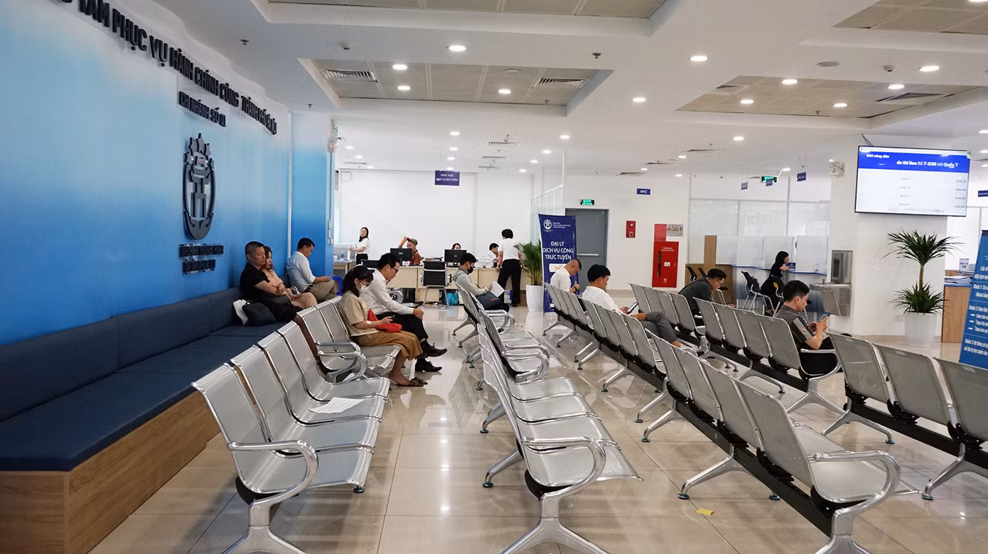 Mỗi ngày, Trung tâm Phục vụ hành chính công Hà Nội, Chi nhánh số 1 tiếp khoảng 3.000 lượt công dân. Ảnh: PV.