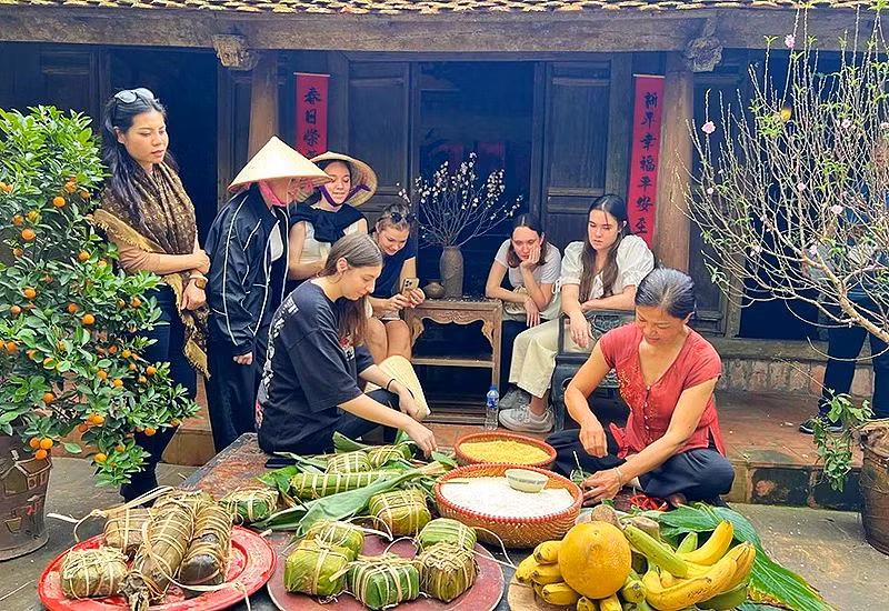 Không gian Tết tại làng cổ Đường Lâm. Ảnh: Nguyễn Linh.
