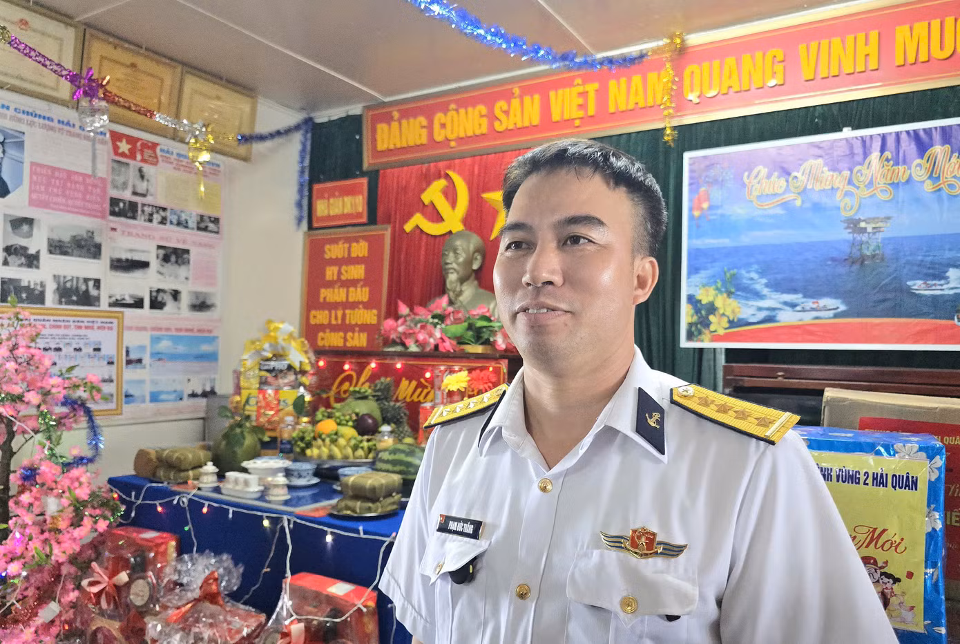 Các chiến sĩ nhà giàn DK1/10 trang trí cây đào, cây mai, gói bánh chưng đón Tết. Nhắn nhủ lời chúc Tết thông qua đoàn công tác, Đại úy Phạm Đức Thắng, Chỉ huy trưởng Nhà giàn DK1/10 nói: "Nhân dịp năm mới, xin gửi tới đất liền, gia đình lời chúc thịnh vượng, bình an, hạnh phúc. Nơi đây, chúng tôi xin hứa quyết tâm vượt mọi khó khăn, vững niềm tin, chắc tay súng, giữ vững chủ quyền biển, đảo thiêng liêng của Tổ quốc”.