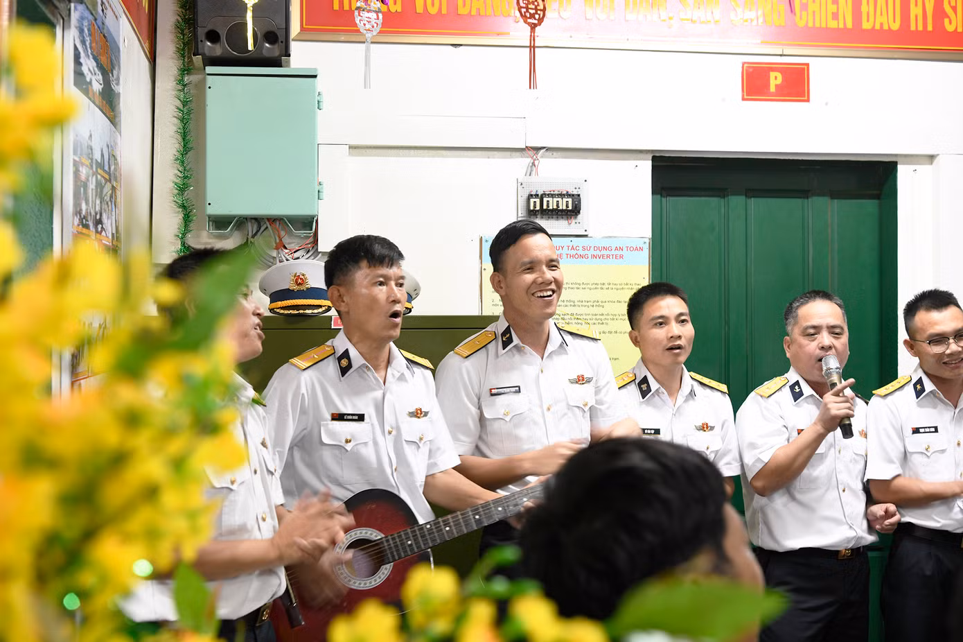 Tại 3 điểm nhà giàn còn lại gồm DK1/11, DK1/12, DK1/14 (cụm Tư Chính), đoàn công tác đã tổ chức chuyển hàng bằng xuồng công tác, thậm chí qua dây thừng vì điều kiện thời tiết khắc nghiệt. Việc chúc Tết cán bộ, chiến sĩ cũng được thực hiện qua bộ đàm.