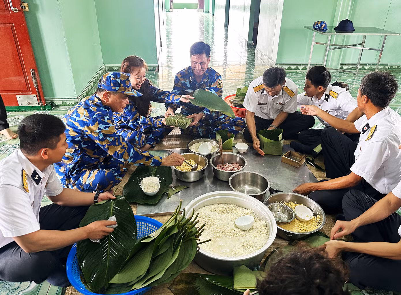 Các thành viên trong đoàn cùng cán bộ, chiến sĩ nhà giàn DK1/15 tổ chức gói bánh chưng đón Tết sớm và tổ chức giao lưu văn nghệ