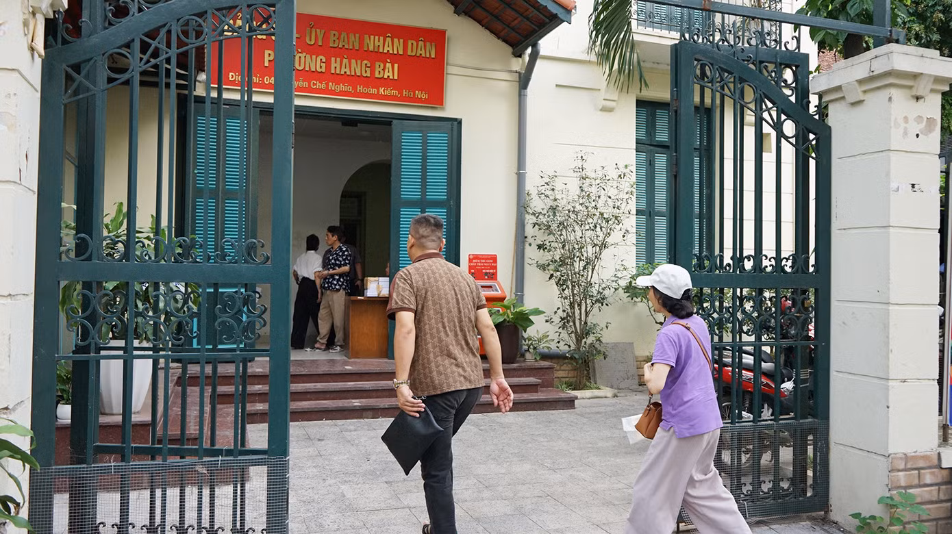 Tại trụ sở UBND phường Hàng Bài, số 4 Nguyễn Chế Nghĩa cũng đang được sửa sang để làm trụ sở cơ quan Đảng của phường Cửa Nam mới
