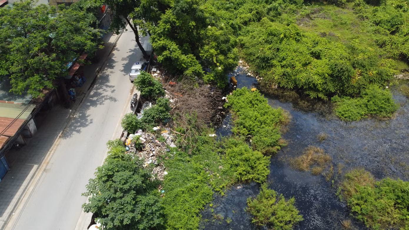 Ngày 3/7/2025, Văn phòng UBND TP Hà Nội đã ban hành Công văn số 10110/VP-NNMT về xử lý phản ánh của báo chí về tình trạng san lấp ao hồ và xây dựng nhiều công trình có dấu hiệu trái phép trên đất công, đất nông nghiệp trên địa bàn phường Định Công. Theo đó, Phó Chủ tịch UBND TP Hà Nội Nguyễn Trọng Đông yêu cầu phường Định Công phải kiểm tra, có biện pháp xử lý theo đúng quy định pháp luật và báo cáo kết quả thực hiện về UBND TP trước ngày 10/7/2025.