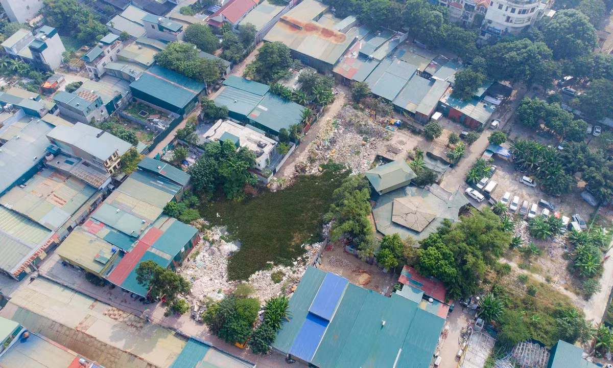 Hồ Đầm Bông phường Định Công (quận Hoàng Mai, Hà Nội) rộng 3,5ha bị “xóa sổ” bởi hàng trăm công trình nhà xưởng, nhà kiến cố không phép “mọc” lên trong những năm qua nhưng chưa có dấu hiệu dừng lại. Ảnh chụp hồ Đầm Bông vào năm 2022.