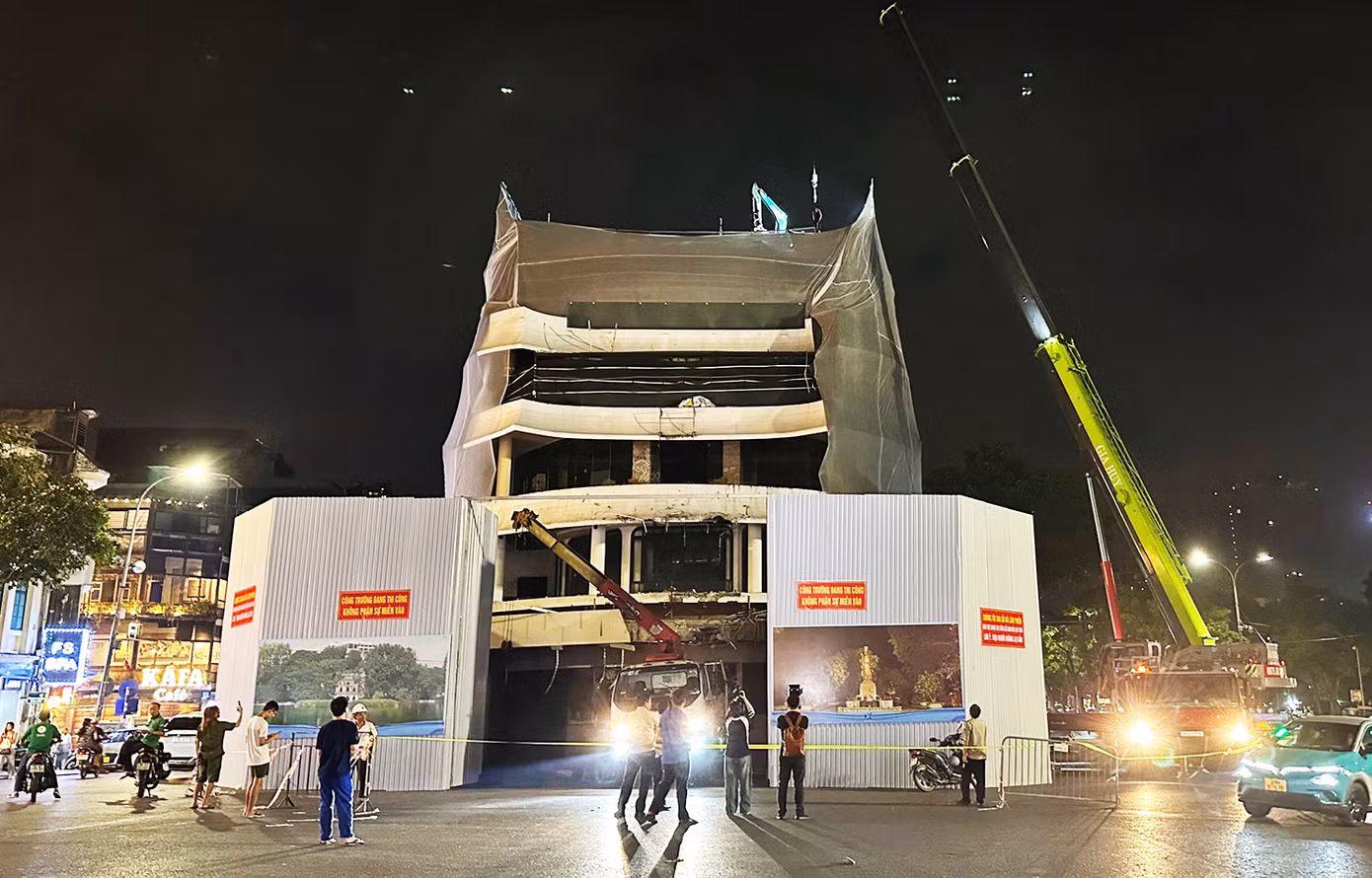 Đến 22h cùng ngày, các máy xúc được đơn vị thi công vận chuyển lên tầng trên cùng của tòa nhà. Dự kiến việc phá dỡ tòa nhà được thực hiện từ trên xuống dưới, thực hiện trong vòng 20 ngày.