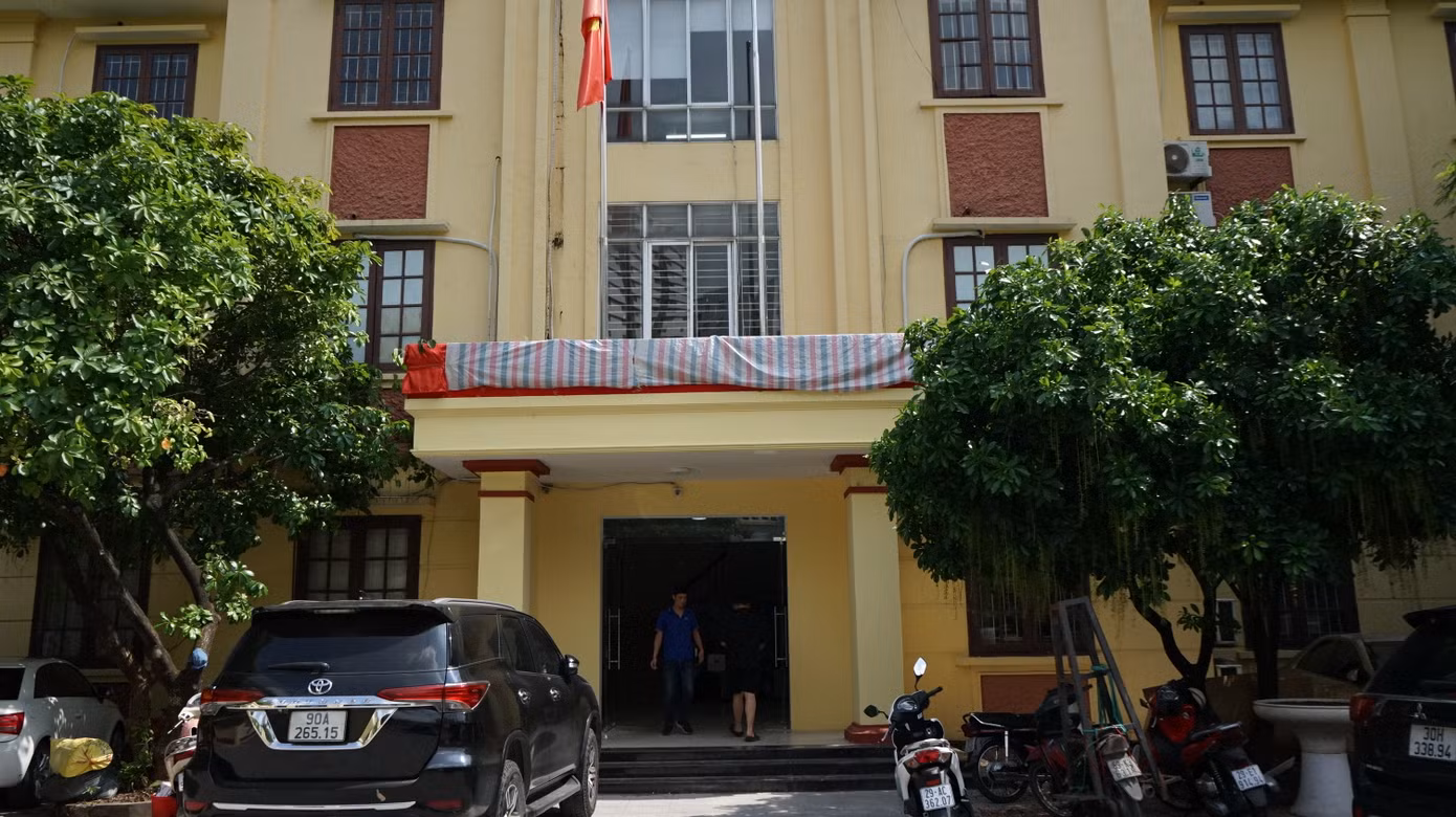 Chủ tịch UBND thành phố Hà Nội cũng yêu cầu Sở Nông nghiệp và Môi trường chủ trì, phối hợp với các đơn vị liên quan tổ chức rà soát, cập nhật, chỉnh lý hồ sơ địa giới hành chính, bản đồ địa chính, dữ liệu đất đai liên quan đến các đơn vị hành chính được sắp xếp,...
