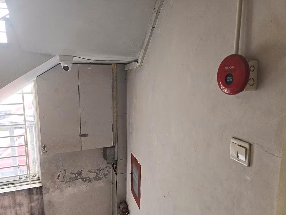 Thống kê của UBND quận Thanh Xuân, trên địa bàn quận hiện có 1.234 cơ sở có nguy cơ xảy ra cháy, nổ. Cơ quan chức năng quận đã kiểm tra và chỉ ra các tồn tại như: Không đảm bảo cho xe chữa cháy tiếp cận; chưa có giải pháp ngăn cháy lan giữa các khu vực có công năng khác nhau; không đảm bảo kích thước lối thoát nạn...