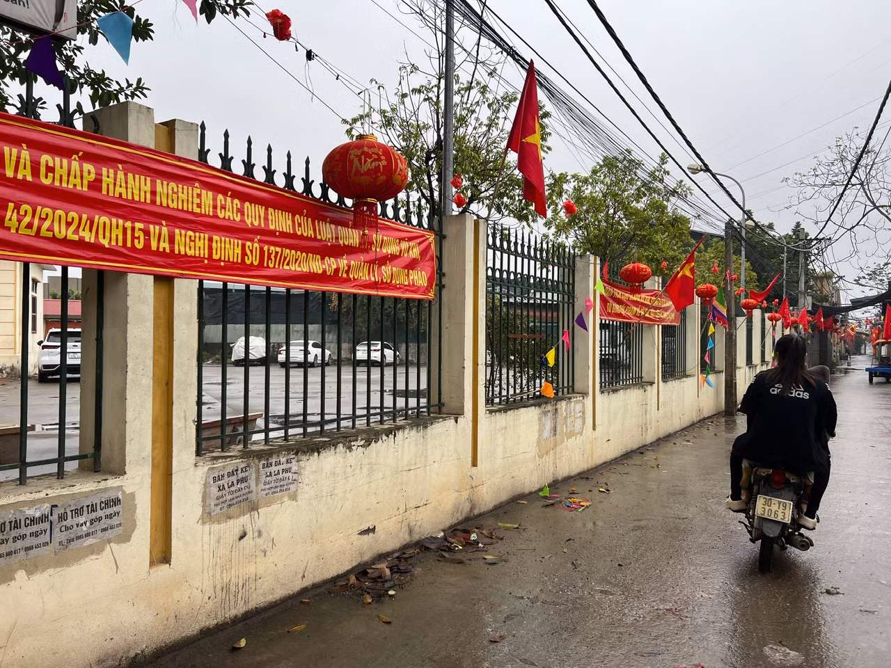 Con đường cũ nằm liền kề tường bao nhà văn hóa
