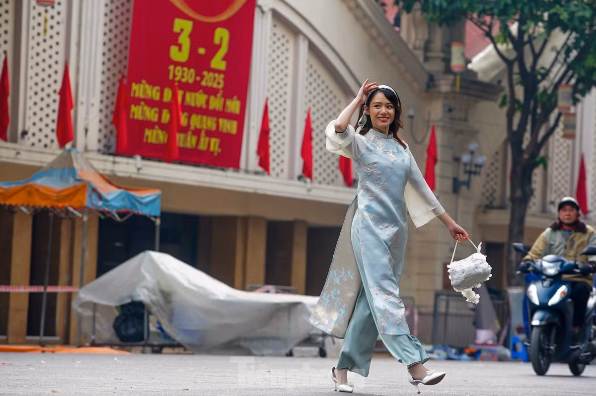 Lượng du khách đến với Thủ đô Hà Nội tăng trưởng ấn tượng trong 9 ngày nghỉ Tết. Ảnh: Nam Giang.