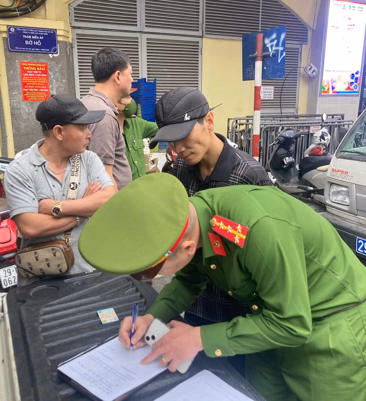 Công an phường lập biên bản bãi xe "chặt chém" 40.000 đồng/xe máy Công an phường lập biên bản bãi xe "chặt chém" 40.000 đồng/xe máy
