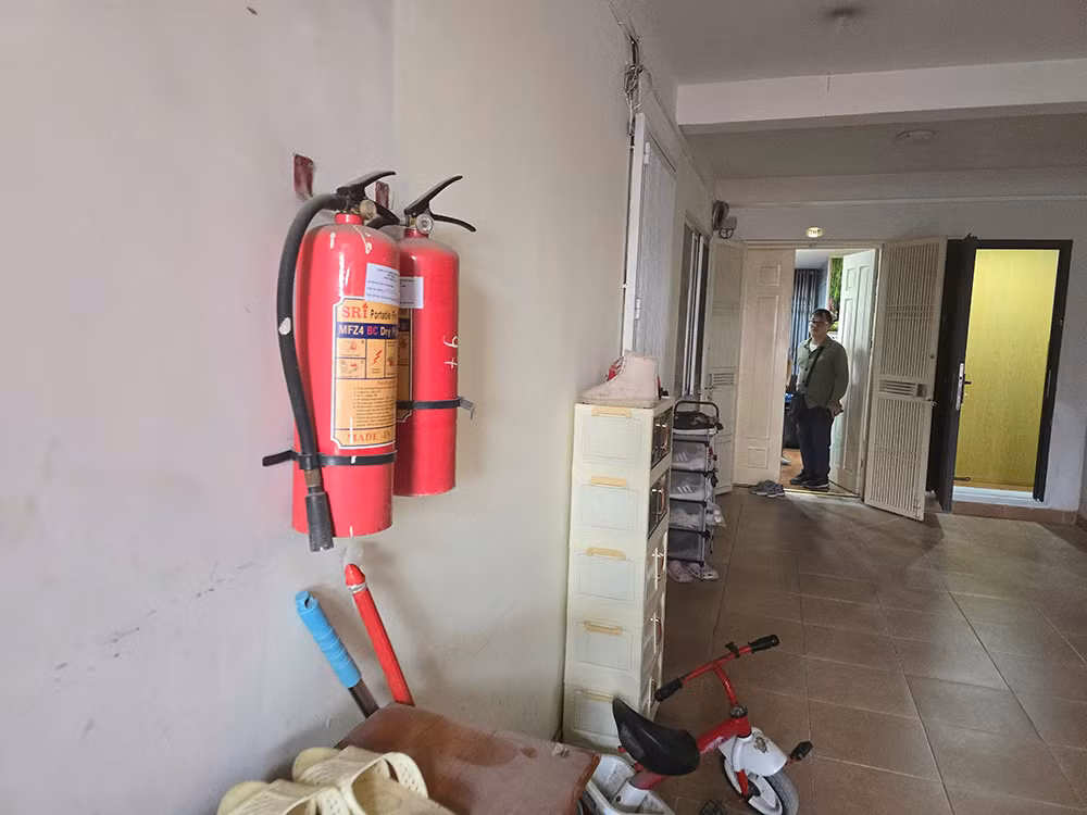 Dù vậy, chủ đầu tư vẫn đang thực hiện cải tạo sửa chữa, ngăn vách chia đôi phòng to thành các phòng nhỏ để cho thuê, không đảm bảo an toàn PCCC. Trên ảnh là 2 căn tầng 8 được chia nhỏ cho thuê với giá 6 triệu và 8 triệu đồng/tháng