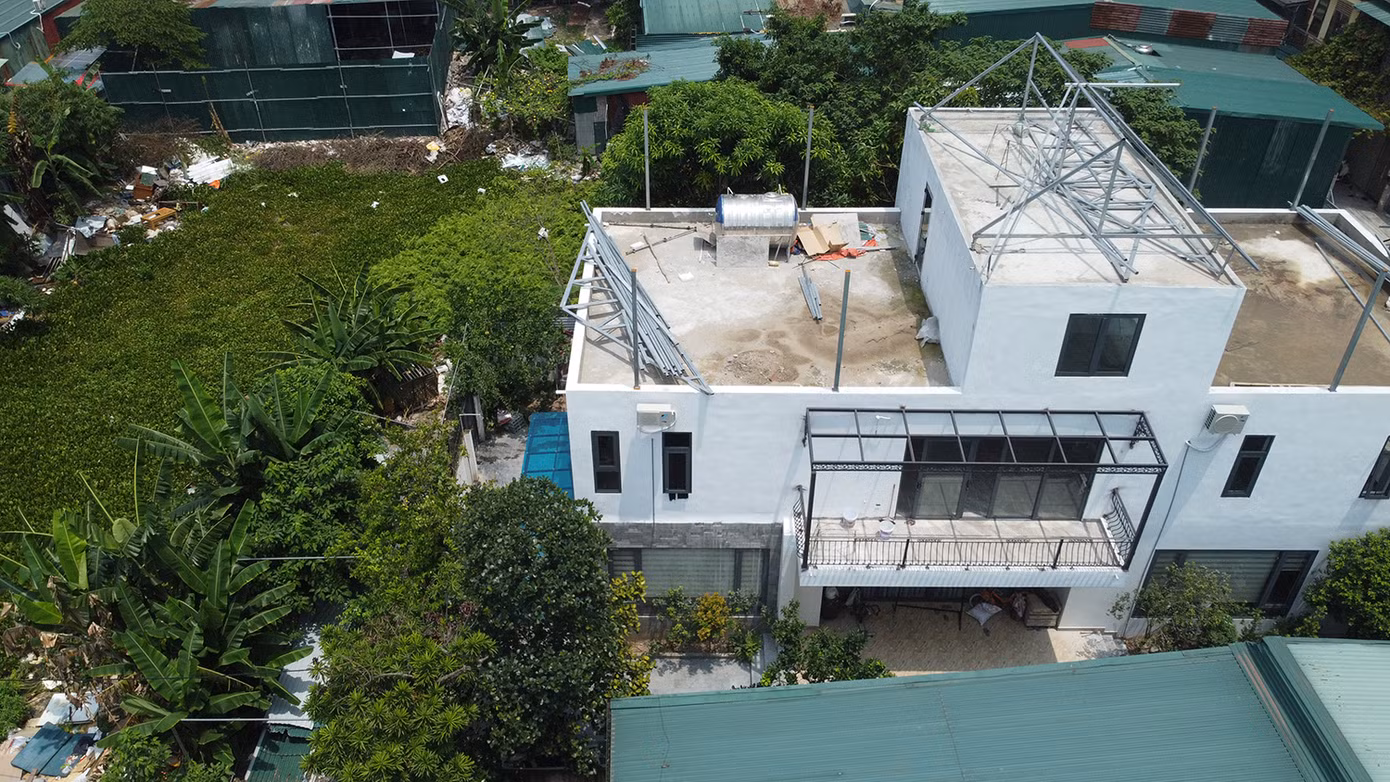 Thậm chí còn xuất hiện nhà kiên cố đang hoàn thiện. Trong khi năm 2022, vị trí này vẫn là bãi đất trống