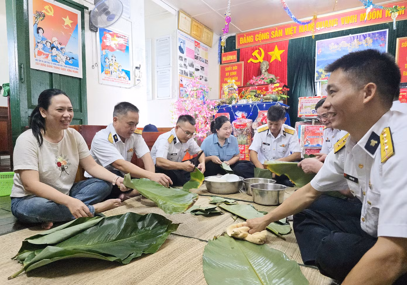 Là chiến sĩ đã có 2 năm đón Tết Nguyên đán tại nhà giàn, Thiếu tá Lê Đình Tiến, Chính trị viên Nhà giàn DK1/10, Tiểu đoàn DK1, Vùng 2 Hải quân chia sẻ, năm ngoái tôi đón tết ở nhà giàn DK1/9 - là nhà giàn nhà lớn. Năm nay có đặc thù là Nhà 1/10 đang là nhà nhỏ. Nhà lớn thì không gian sinh hoạt rộng rãi hơn, còn nhà nhỏ thì điều kiện còn khó khăn hơn, nhưng ở đâu anh em cũng rất đoàn kết.