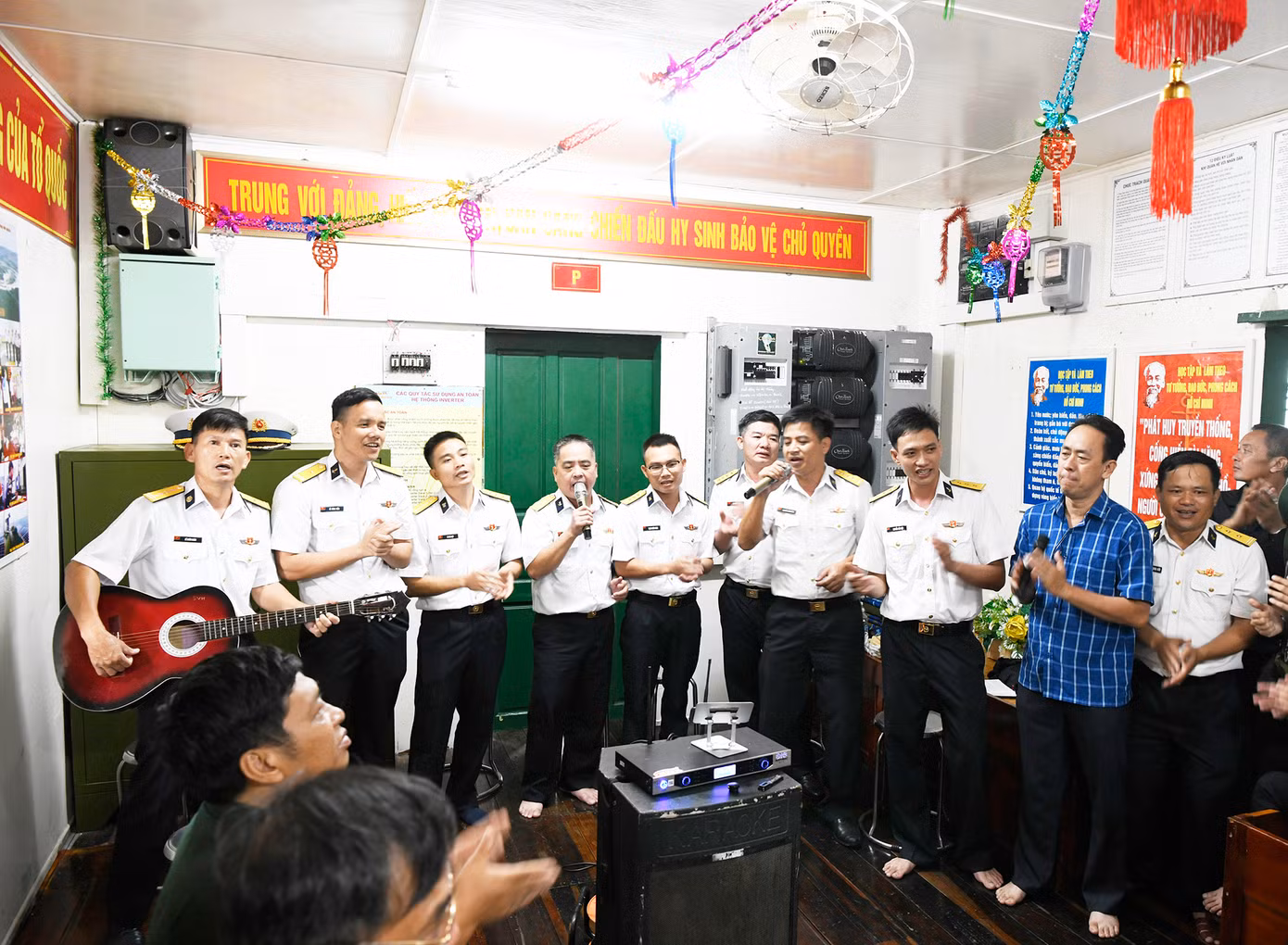 Khi được hỏi về nỗi nhớ nhà trong thời khắc giao thừa, Thiếu tá Lê Đình Tiến cho biết, trong buổi đón giao thừa, chúng tôi sẽ sẽ tổ chức nhiều chương trình như gọi điện cho người thân, đọc thư chúc tết của Bộ Tư lệnh Vùng, từ đấy anh em bớt nỗi nhớ nhà, cùng nhau vui vẻ đón Tết, cùng nhau bảo vệ vững chắc chủ quyền, để nhân dân cả nước yên tâm đón Tết Nguyên đán Ất Tỵ năm 2025 an toàn, vui vẻ, hạnh phúc.