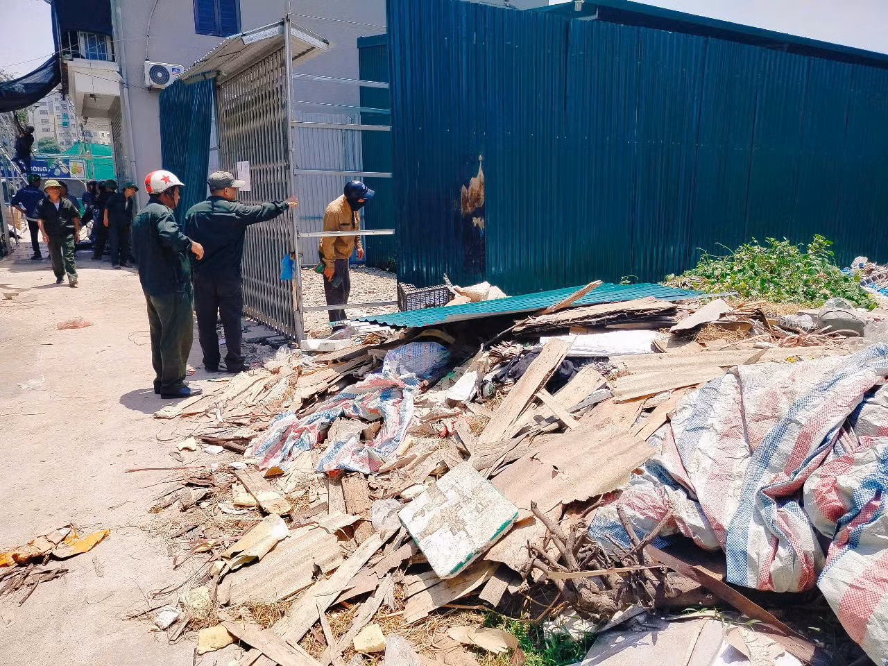 Nhà lợp tôn vừa được xây dựng trong vài ngày qua.