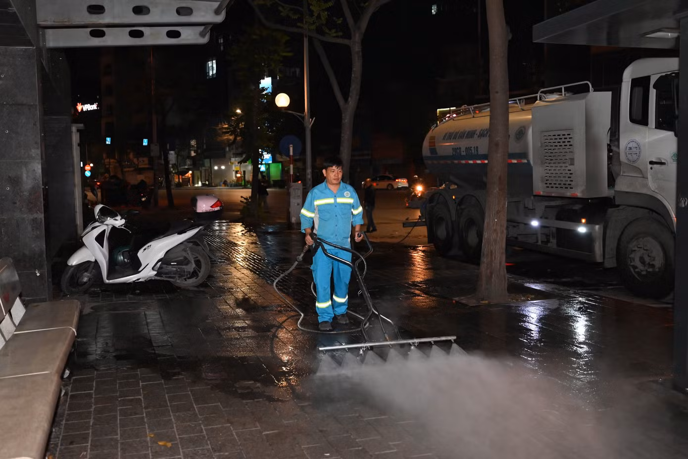 Xịt rửa vỉa hè bằng cụm vòi cao áp trên địa bàn quận Ba Đình