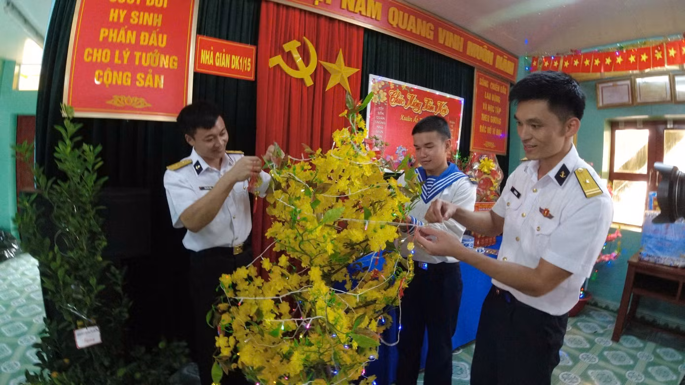 Chuyến thăm của đoàn không chỉ mang theo các món quà Tết: lá dong, gạo nếp, thịt heo, mai, đào, cây quất, nhu yếu phẩm, hàng hóa… do các địa phương, tổ chức, cá nhân trên cả nước gửi tặng, mà còn là những món quà mang ý nghĩa về mặt tinh thần: thư của các em học sinh, lời nhắn nhủ từ gia đình, hậu phương.