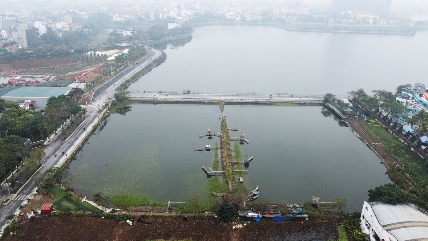 Bên cạnh hồ Sen còn có một hồ khác đang tận dụng làm hồ câu