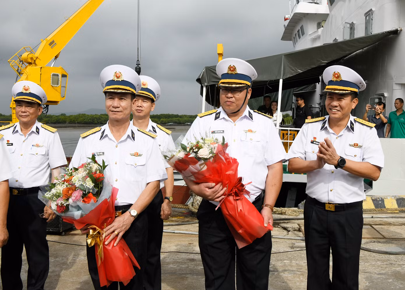 Đại tá Trần Mạnh Chiến, Chính ủy Vùng 2 Hải quân tặng hoa, gửi lời chúc đến đoàn công tác