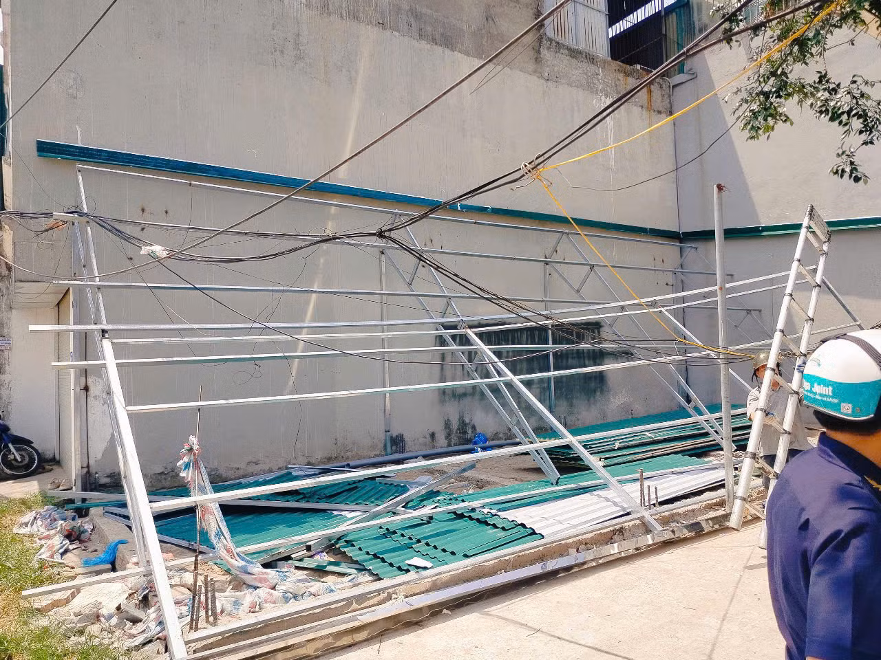 Công trình vi phạm bị tháo dỡ.