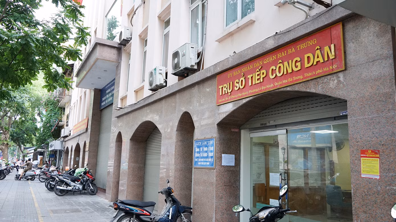 Thời điểm này, 30 quận, huyện, thị xã trên địa bàn thành phố Hà Nội đang chỉ đạo các xã, phường, thị trấn thực hiện công tác khánh tiết, sửa chữa nhỏ… trụ sở hành chính của 126 đơn vị hành chính mới. Ghi nhận của PV tại trụ sở UBND quận Hai Bà Trưng tại địa chỉ 30 Lê Đại Hành - dự kiến là trụ sở HĐND-UBND phường Hai Bà Trưng mới đang được khẩn trương sửa chữa.