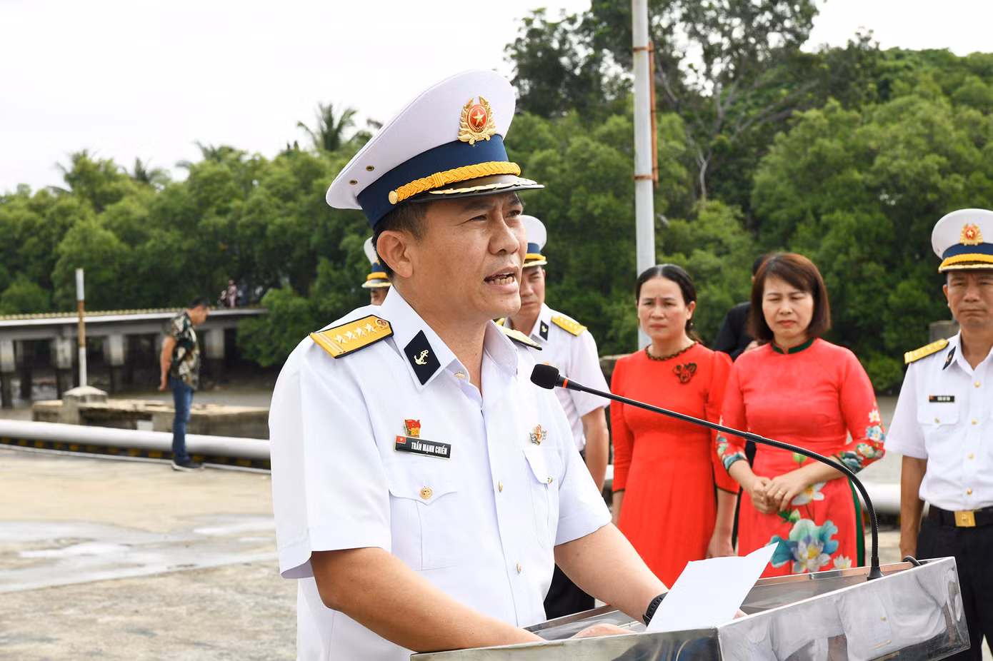 Đại tá Trần Mạnh Chiến, Chính ủy Vùng 2 Hải quân phát biểu.
