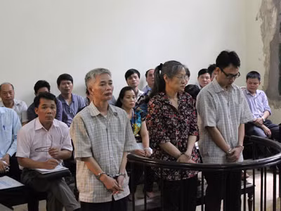 Công chứng viên Hoàng Văn Sự (ngoài cùng bên trái) lĩnh án vì không kiểm tra kỹ hồ sơ góp vốn khi ký công chứng, tạo điều kiện cho kẻ xấu chiếm đoạt tiền tỷ. Ảnh: Bảo Thắng