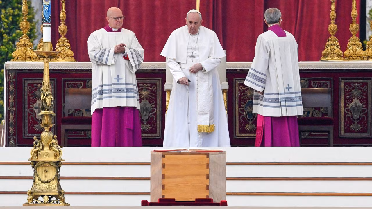 Giáo hoàng Francis chủ trì lễ tang của người tiền nhiệm. (Ảnh: CNN)