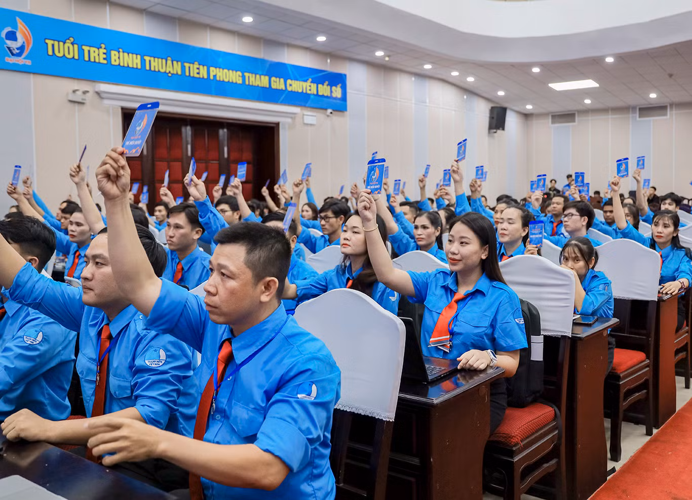 Các đại biểu dự đại hội Hội LHTN Việt Nam tỉnh Bình Thuận biểu quyết thông qua chương trình đại hội.