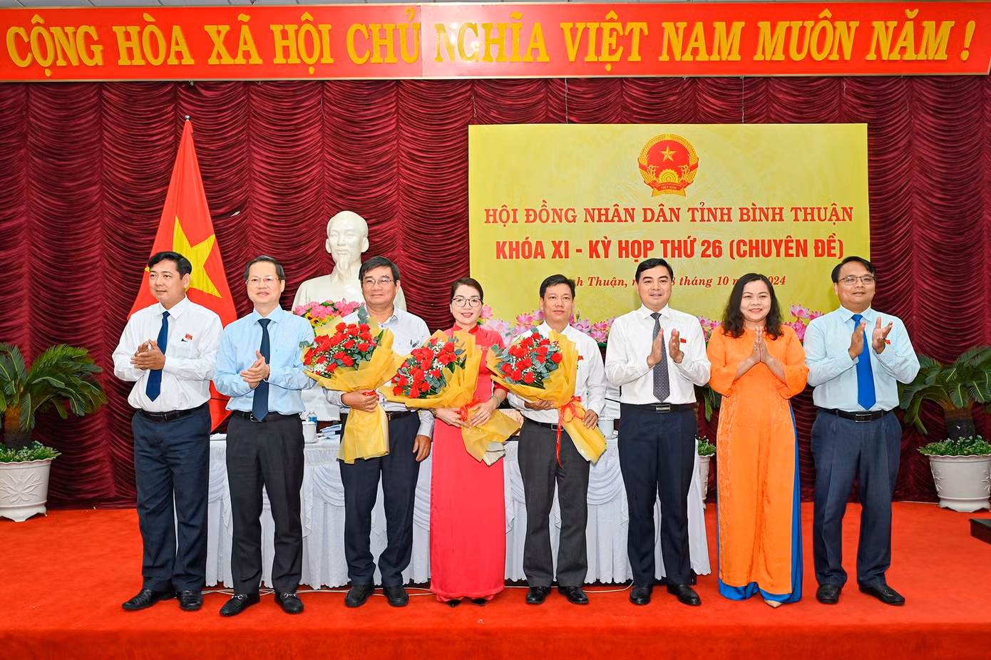 Lãnh đạo Tỉnh ủy, HĐND, UBND tỉnh tặng hoa chúc mừng các nhân sự. Ảnh: Báo Bình Thuận.