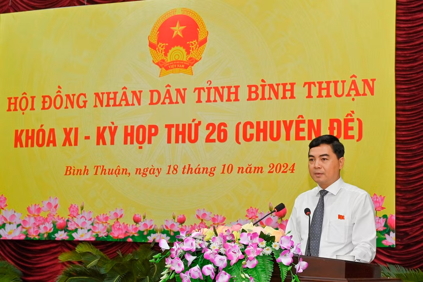 Ông Nguyễn Hoài Anh, Ủy viên dự khuyết BCH Trung ương Đảng, Bí thư Tỉnh ủy - Chủ tịch HĐND tỉnh Bình Thuận phát biểu khai mạc kỳ họp. Ảnh: Báo Bình Thuận.