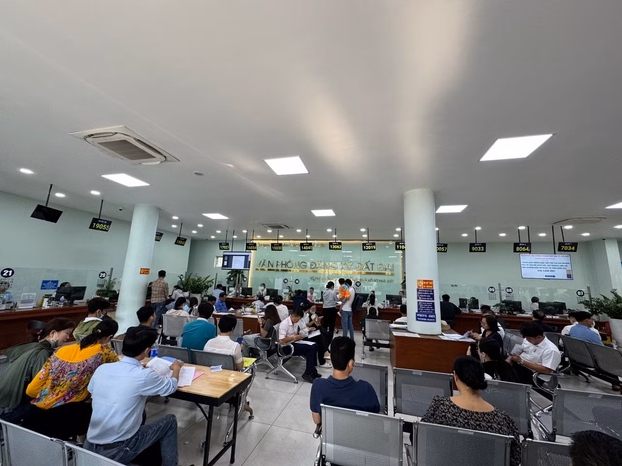 Từ đầu tháng 8, cơ quan thuế các quận, huyện và TP. Thủ Đức chỉ xác định nghĩa vụ tài chính đối với những hồ sơ được chuyển sang cơ quan thuế từ ngày 31/7 trở về trước.