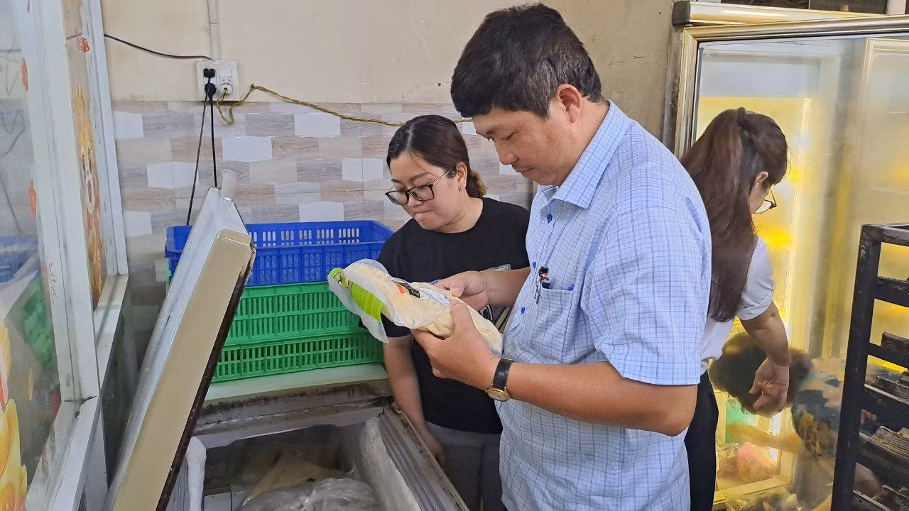Đoàn Thanh tra Sở Y tế đang kiểm tra an toàn thực phẩm tại nhà hàng Hồng Vinh.