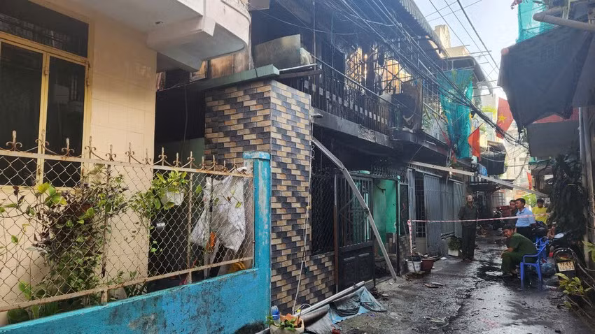 Công an phong toả hiện trường căn nhà bị cháy để điều tra nguyên nhân. Ảnh: PLO.